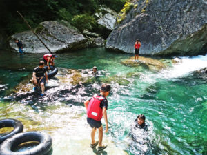 エメラルドグリーンの川で水遊び