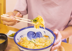 【おかあさん食堂】はちきん地鶏の親子丼を食べる
