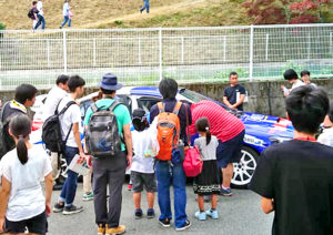 【四国てっぺんモータースポーツフェスタ】こどもたちも興味津々