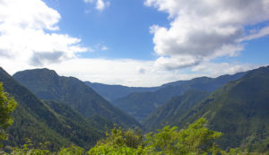 大北川V字谷とうろこ雲