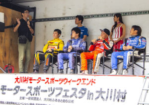 4選手、レースクイーン、ナビゲーター小坂さんのトークショー