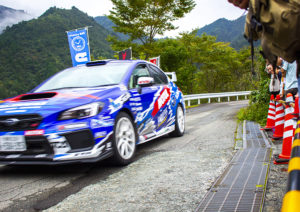 ギャラリーの間近を駆け抜けていく新井選手のラリーカー