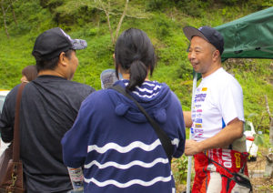 来場者とおしゃべりする冨桝選手