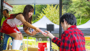 レースクイーンから賞品を渡してもらえる