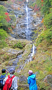 【大川村】落差100メートル以上の小金滝