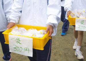 【2019謝肉祭】小中学生が作った梅漬け販売