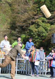 【謝肉祭】丸太投げ
