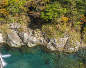 大北川の紅葉と川