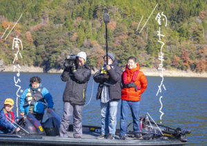 高知放送のテレビクルーと土佐かつおさん