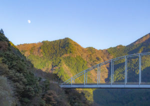 さめうらダムから見た大川橋と月