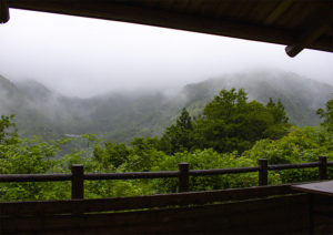 里の茶屋雨の日の眺め