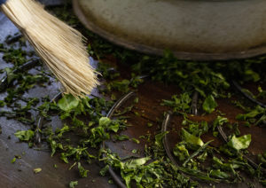玉緑茶：茶揉み