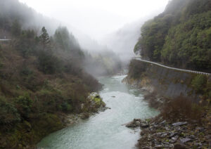 雨にけぶる川や山