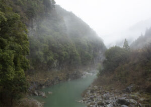 早春の雨の吉野川