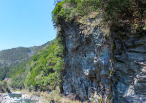 【新緑の奥吉野・大北川渓谷散歩】うの滝橋のそそり立つ岩壁