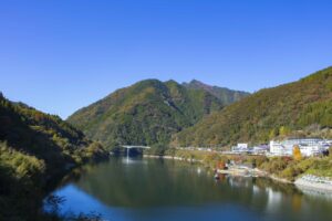 早明浦ダムから見た役場方面（紅葉）