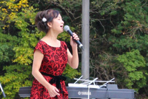 【オンライン謝肉祭】大川村謝肉祭で歌を披露する和田敦子さん