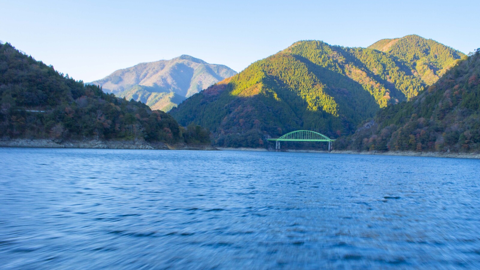 【ポンツーンボート】ダム湖面からの景色（橋）