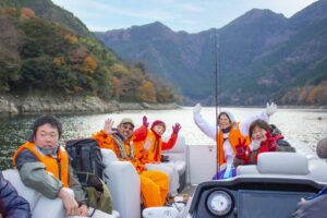 ポンツーンボートでダム遊覧（紅葉／ワカサギ釣り）