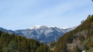 雪が積もった平家平の山並み