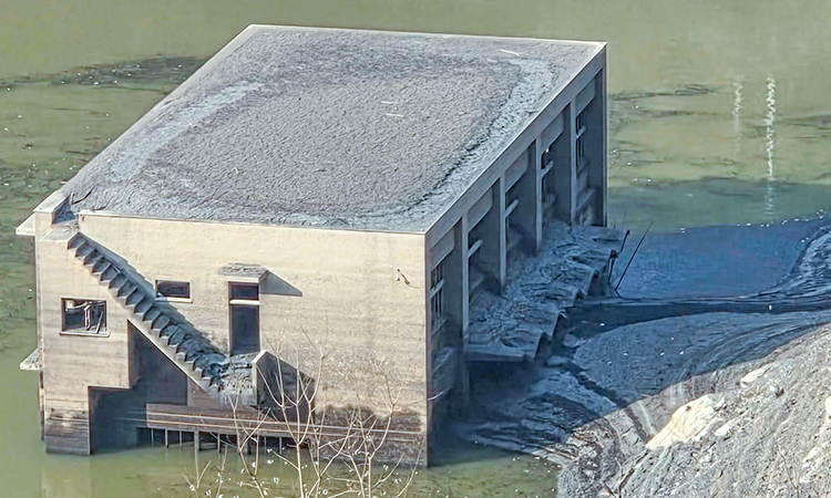 水没した大川村旧役場庁舎