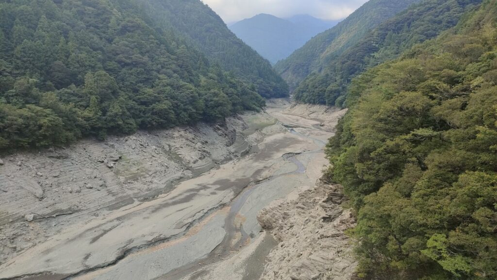 さめうらダムにそそぐ川